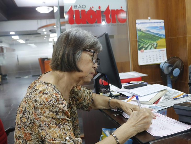 Hình ảnh tụi nhỏ chênh vênh trong chiếc thau vượt dòng nước lũ, thấy mà đau, xót lắm - Ảnh 4.