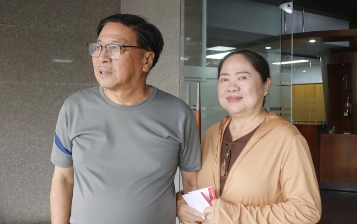 Hình ảnh tụi nhỏ chênh vênh trong chiếc thau vượt dòng nước lũ, thấy mà đau, xót lắm - Ảnh 2.