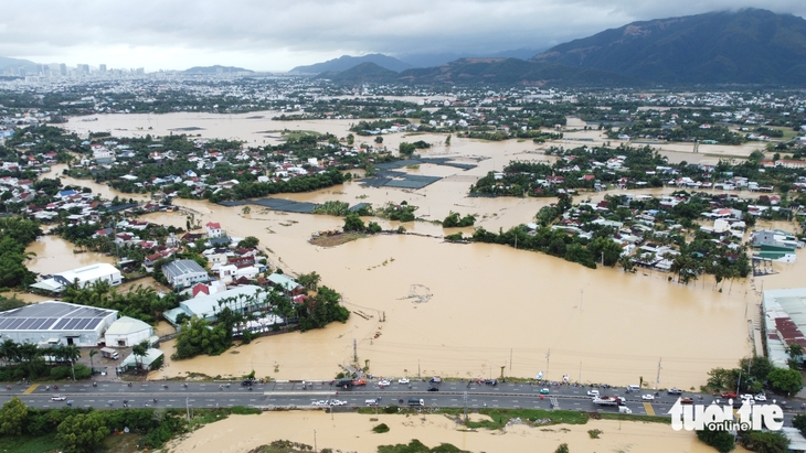 Sau hai ngày dầm lũ, 1.000 hộ dân ven quốc lộ 1 xã Diên Khánh, Khánh Hòa được đưa di tản - Ảnh 1.