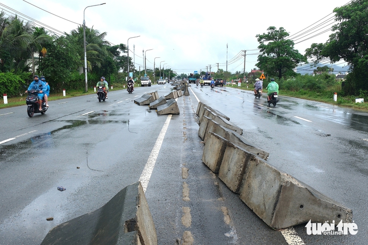 Sau hai ngày dầm lũ, 1.000 hộ dân ven quốc lộ 1 xã Diên Khánh, Khánh Hòa được đưa di tản - Ảnh 2.