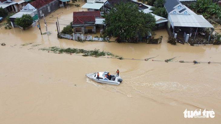 Sau hai ngày dầm lũ, 1.000 hộ dân ven quốc lộ 1 xã Diên Khánh, Khánh Hòa được đưa di tản - Ảnh 3.