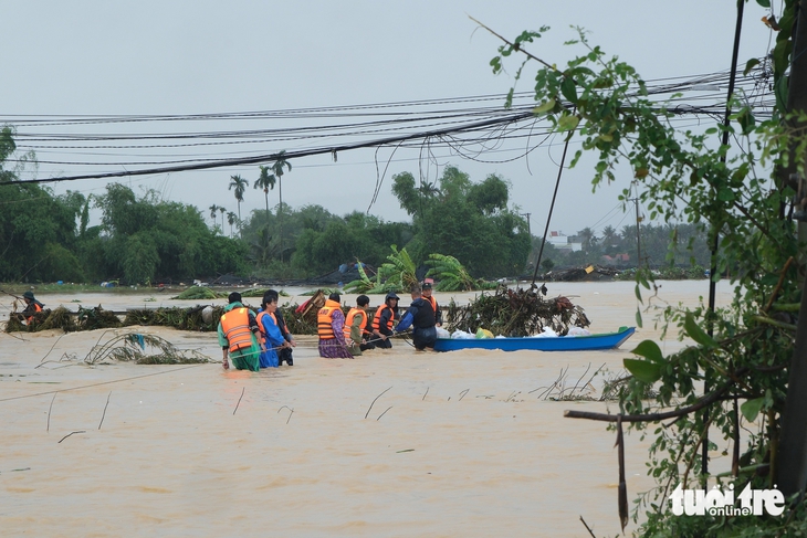 Sau hai ngày dầm lũ, 1.000 hộ dân ven quốc lộ 1 xã Diên Khánh, Khánh Hòa được đưa di tản - Ảnh 5.