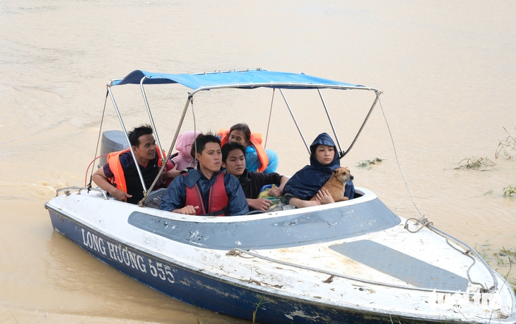 Sau hai ngày dầm lũ, 1.000 hộ dân ven quốc lộ 1 xã Diên Khánh, Khánh Hòa được đưa di tản - Ảnh 8.