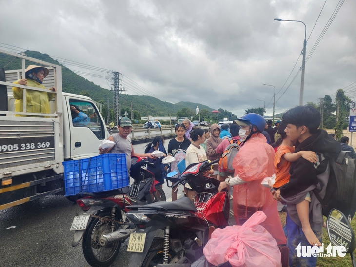 Sau hai ngày dầm lũ, 1.000 hộ dân ven quốc lộ 1 xã Diên Khánh, Khánh Hòa được đưa di tản - Ảnh 10.