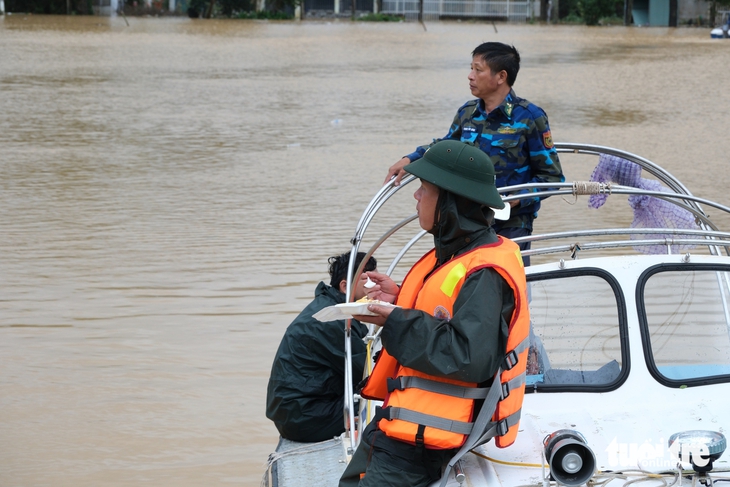 Sau hai ngày dầm lũ, 1.000 hộ dân ven quốc lộ 1 xã Diên Khánh, Khánh Hòa được đưa di tản - Ảnh 11.