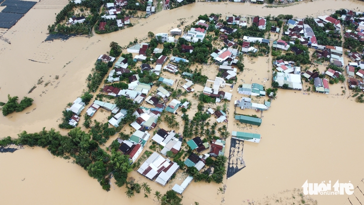 Sau hai ngày dầm lũ, 1.000 hộ dân ven quốc lộ 1 xã Diên Khánh, Khánh Hòa được đưa di tản - Ảnh 12.
