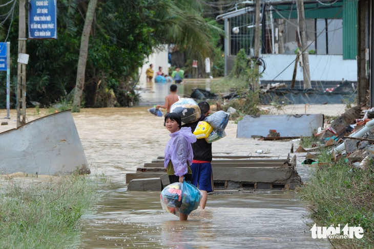 Sau hai ngày dầm lũ, 1.000 hộ dân ven quốc lộ 1 xã Diên Khánh, Khánh Hòa được đưa di tản - Ảnh 13.
