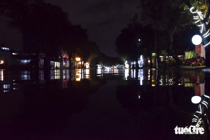 Học sinh TP.HCM lội nước giờ tan trường do triều cường đạt đỉnh - Ảnh 4.