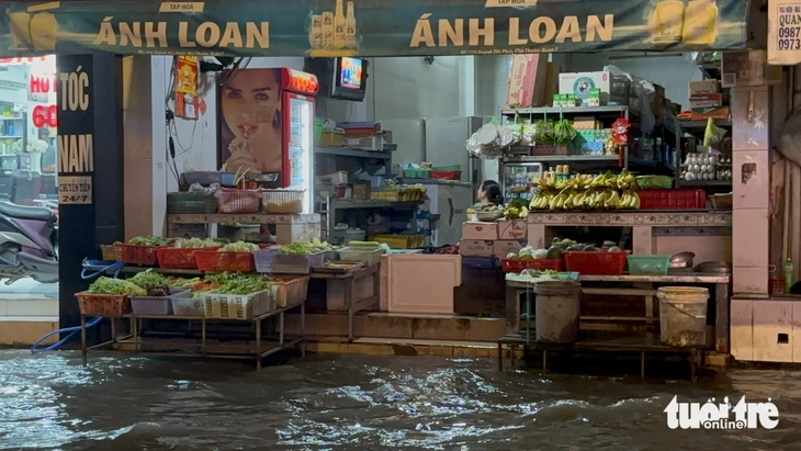 Học sinh TP.HCM lội nước giờ tan trường do triều cường đạt đỉnh - Ảnh 9.