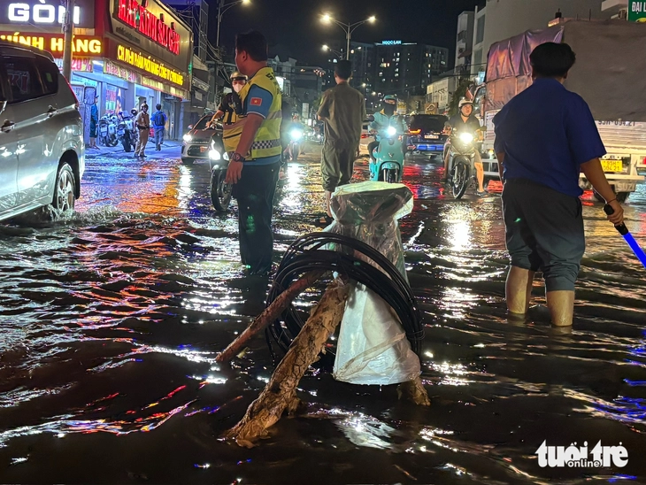 Học sinh TP.HCM lội nước giờ tan trường do triều cường đạt đỉnh - Ảnh 10.