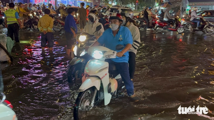 Học sinh TP.HCM lội nước giờ tan trường do triều cường đạt đỉnh - Ảnh 7.