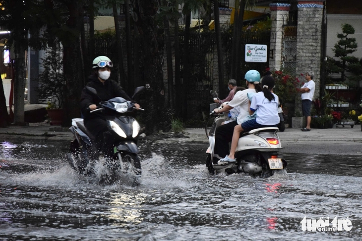 Học sinh TP.HCM lội nước giờ tan trường do triều cường đạt đỉnh - Ảnh 3.