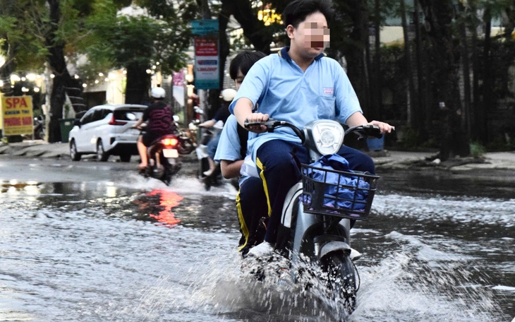 Đắp bao cát hạn chế nước kênh Tẻ tràn vào đường Trần Xuân Soạn khi triều cường - Ảnh 5.