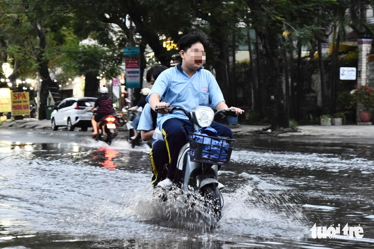 Học sinh TP.HCM lội nước giờ tan trường do triều cường đạt đỉnh - Ảnh 1.
