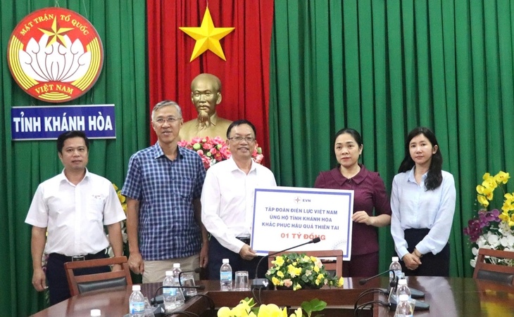 EVN hỗ trợ 1 tỉ đồng giúp Khánh Hòa khắc phục hậu quả mưa lũ - Ảnh 1. EVN hỗ trợ 1 tỉ đồng giúp Khánh Hòa khắc phục hậu quả mưa lũ - Ảnh 1.