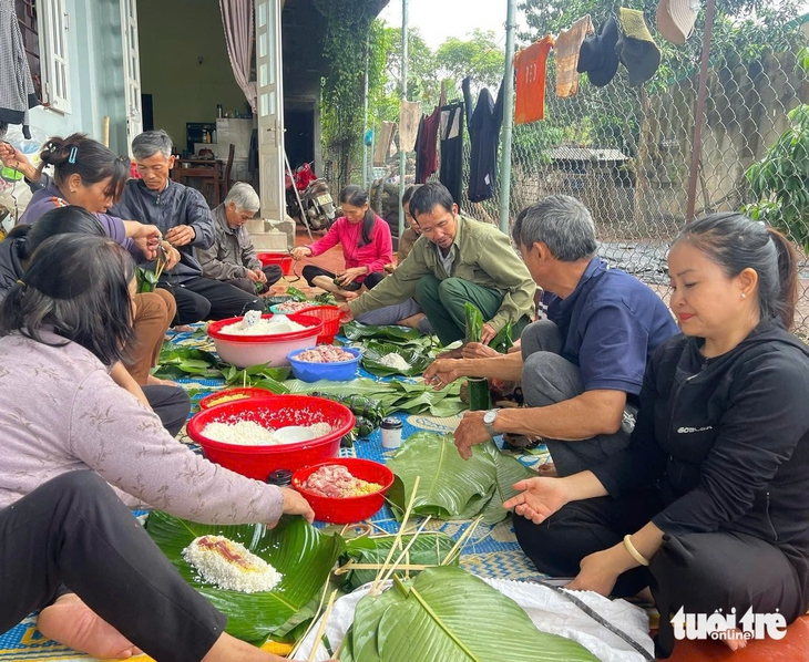 Chung tay góp từng chai nước, bánh chưng, cơm nóng vượt lũ đến những vùng ngập sâu - Ảnh 3.