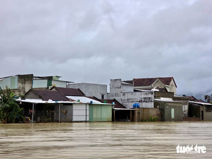 Ở trên mái nhà kiệt sức, thiếu thức ăn, thấy ca nô của bộ đội đến dân mừng rơi nước mắt - Ảnh 2.