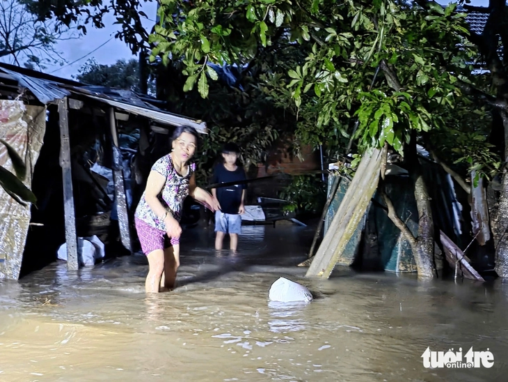 Ở trên mái nhà kiệt sức, thiếu thức ăn, thấy ca nô của bộ đội đến dân mừng rơi nước mắt - Ảnh 9.