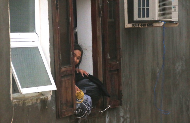 Hành trình giải cứu bé gái sơ sinh 20 ngày tuổi trong tâm lũ ở Khánh Hòa - Ảnh 6.