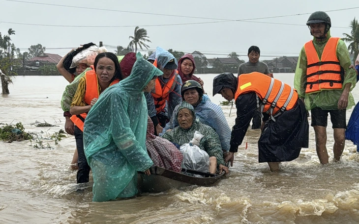 Người dân chèo ghe theo ca nô để mang hàng cứu trợ về phát cho xóm lũ - Ảnh 13.