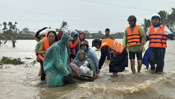 Bộ Chính trị, Ban Bí thư lập 5 đoàn công tác chỉ đạo khắc phục hậu quả mưa lũ miền Trung - Ảnh 1.