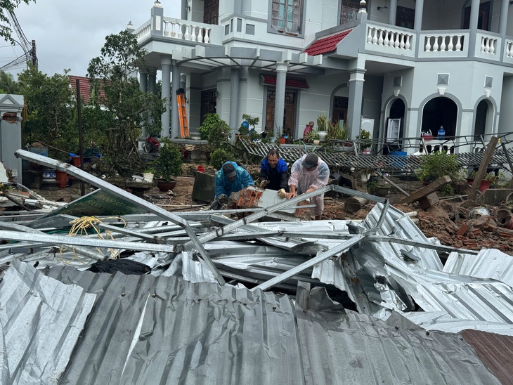 Lũ khốc liệt ở xã Tuy An Bắc, cuốn trơ móng nhà, phá nát tường - Ảnh 8.