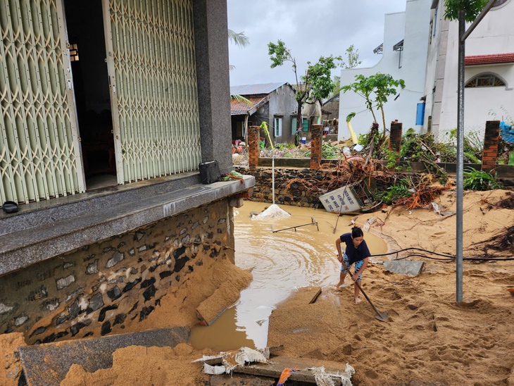 Lũ khốc liệt ở xã Tuy An Bắc, cuốn trơ móng nhà, phá nát tường - Ảnh 1.