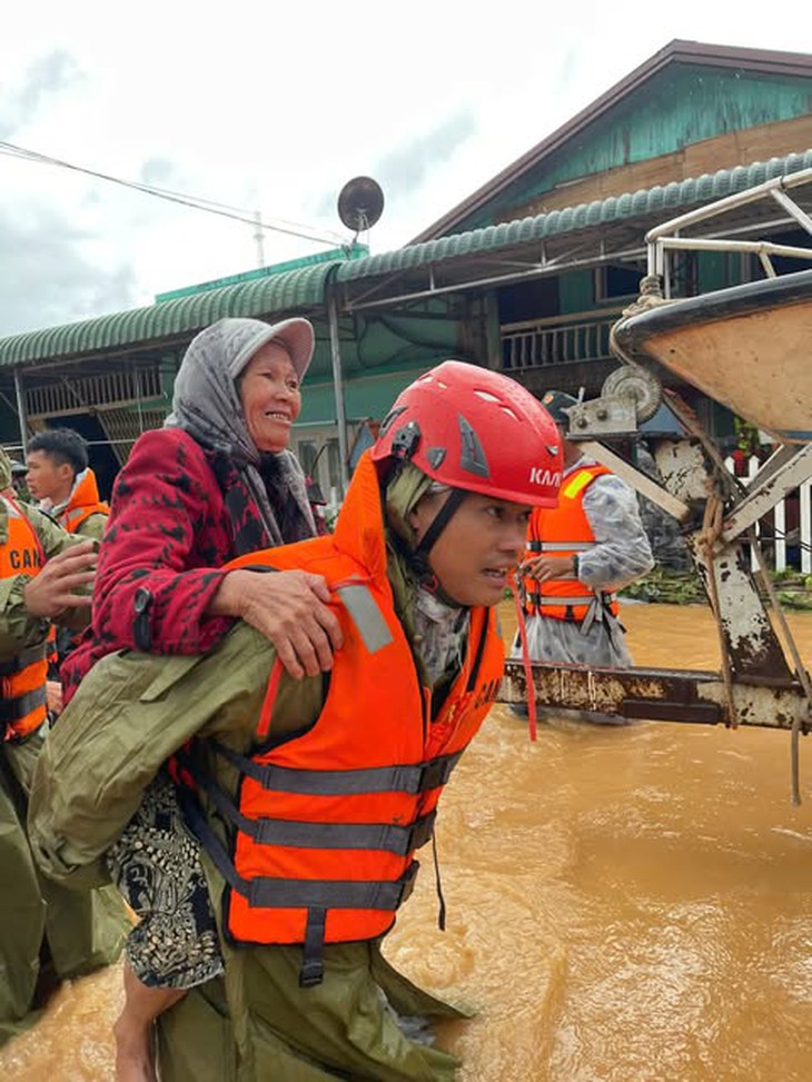 Nhìn bà con vùng lũ lụt mà lòng như lửa đốt, 'thương quá đồng bào ơi'! - Ảnh 2.