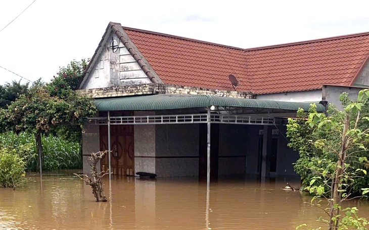 Nước lụt vẫn bủa vậy, người dân rốn lũ xứ Huế vẫn góp gạo, mì tôm gửi cho đồng bào Nam Trung bộ - Ảnh 1.