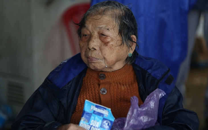 Ấm áp tình người giữa cơn lũ dữ - Ảnh 10.