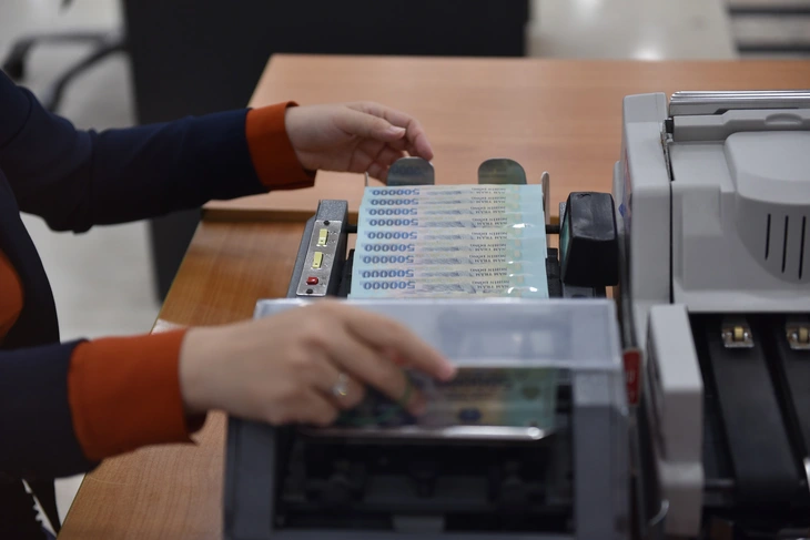 Lãi suất huy động đồng loạt đi lên - Ảnh 1.