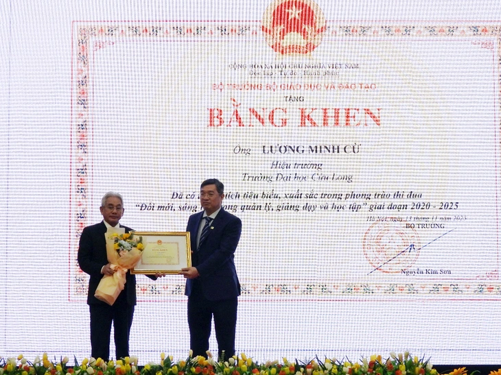 Trường đại học Cửu Long: Họp mặt kỷ niệm 43 năm Ngày Nhà giáo - Ảnh 3.