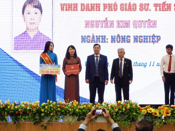 Trường đại học Cửu Long: Họp mặt kỷ niệm 43 năm Ngày Nhà giáo - Ảnh 4.