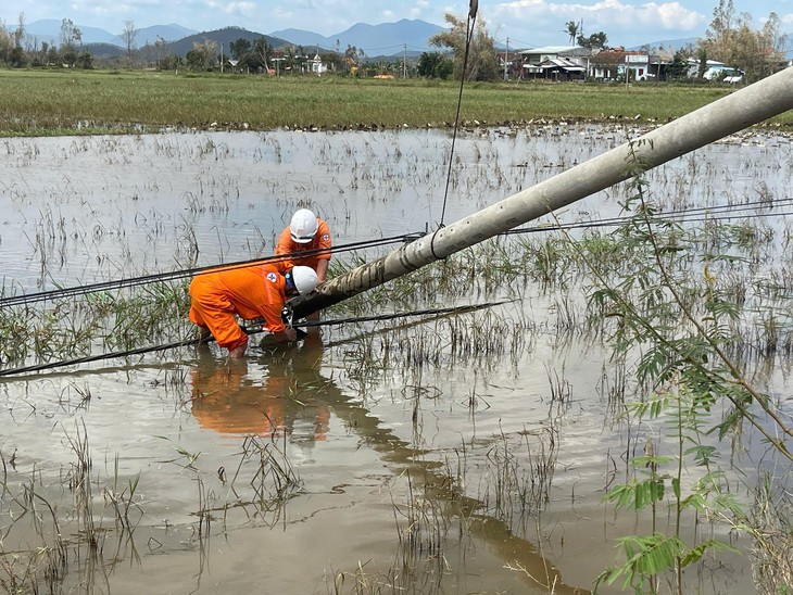 EVNGENCO3 hỗ trợ khẩn cấp miền Trung sau bão số 13 - Ảnh 1.