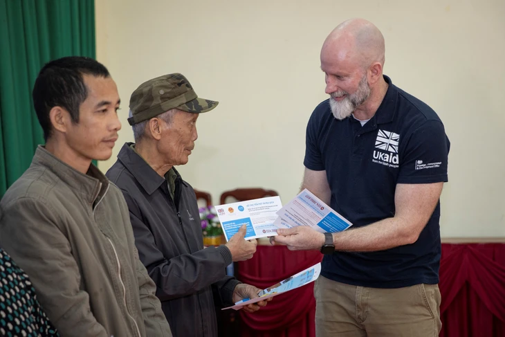 Anh tăng viện trợ lên 27 tỷ đồng hỗ trợ Việt Nam khắc phục hậu quả bão lũ - Ảnh 1.
