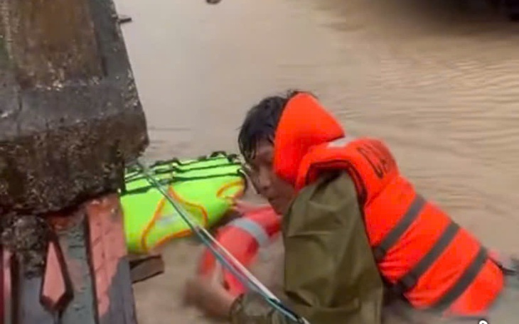 Khóc thương xé lòng cụ bà chết lẫn trong bùn đất của trận lũ lịch sử - Ảnh 10.