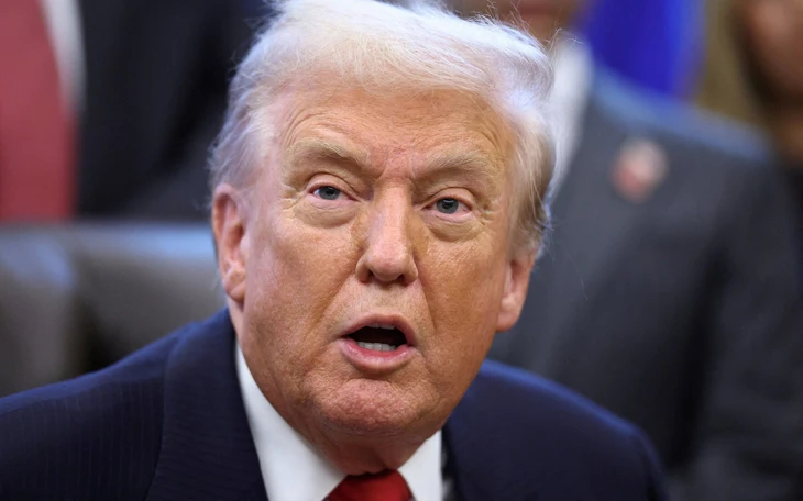 Xuất hiện ảnh ông Trump mặc áo choàng tắm nằm ‘quyến rũ’ trên giường giữa tâm điểm hồ sơ Epstein - Ảnh 2.