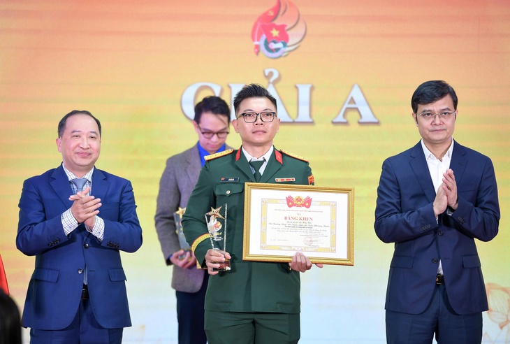 AI tạo hàng nghìn clip 'cài cắm' thông tin giả trong các thông tin thật - Ảnh 4.