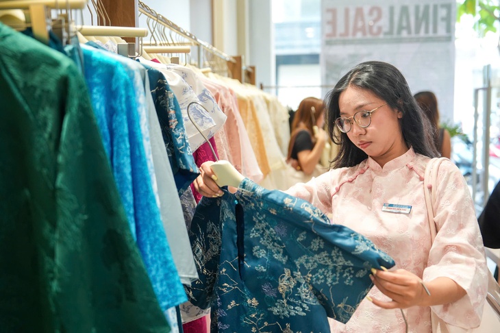 Chưa tới Black Friday, nhiều cửa hàng đã khuyến mãi 50-70% để hút khách - Ảnh 4.