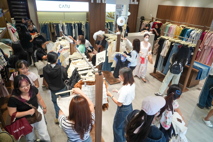 Chưa tới Black Friday, nhiều cửa hàng đã khuyến mãi 50-70% để hút khách - Ảnh 3.