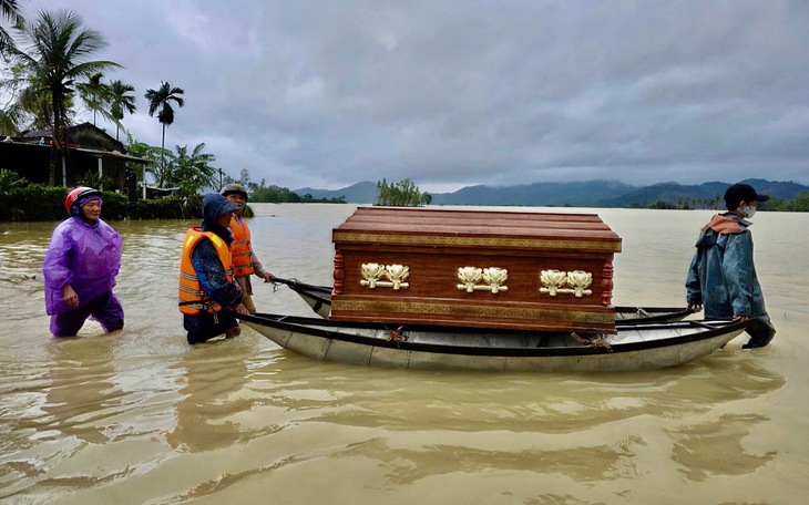 Hai trực thăng của Trung đoàn Không quân 917 thả hàng cứu trợ vùng lũ thành công - Ảnh 5.