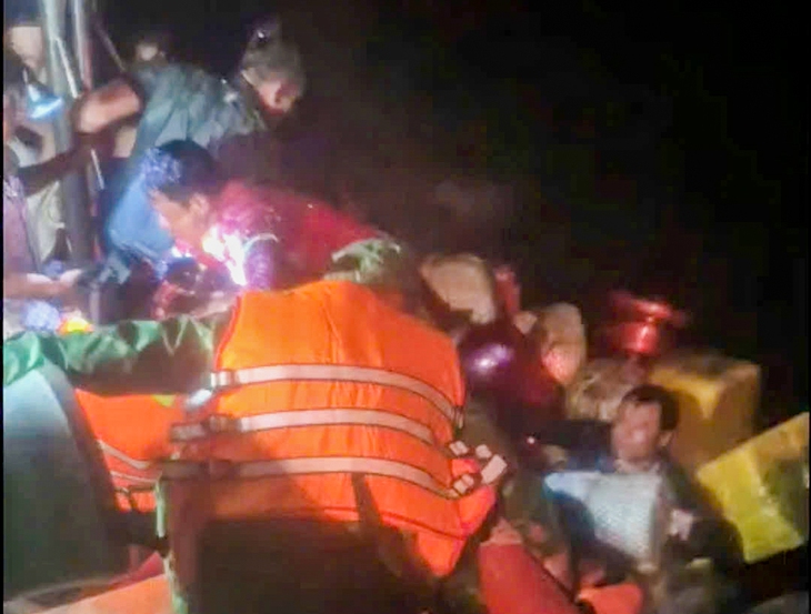 Cứu 13 ngư dân trôi dạt trên vùng biển Cà Mau - Ảnh 1.