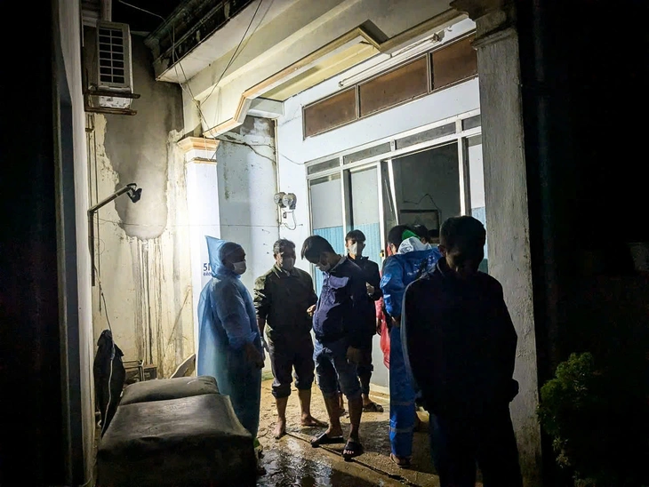 Nỗi đau từ vùng rốn lũ Khánh Hòa: Con trai bất lực nhìn cha chết trong dòng nước lũ - Ảnh 5.