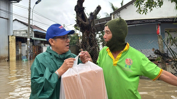 Quà cứu trợ khẩn cấp của báo Tuổi Trẻ đến với người dân vùng lũ Phú Yên cũ - Ảnh 1.