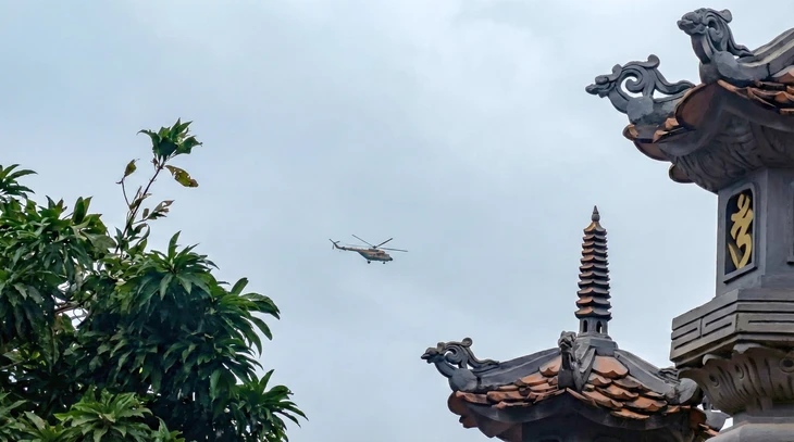 Trực thăng bay vào vùng lũ Hòa Xuân; Đèo Khánh Lê tiếp tục nguy cơ sạt lở - Ảnh 2.