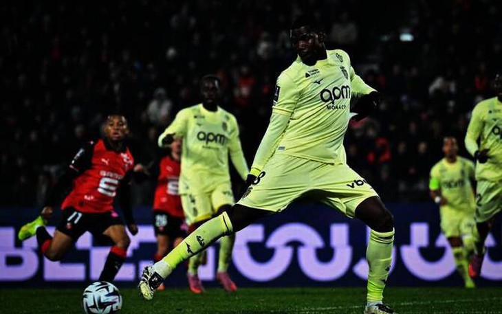 HLV Arne Slot thừa nhận trách nhiệm sau trận thua 'rất tệ' của Liverpool tại Anfield - Ảnh 2.