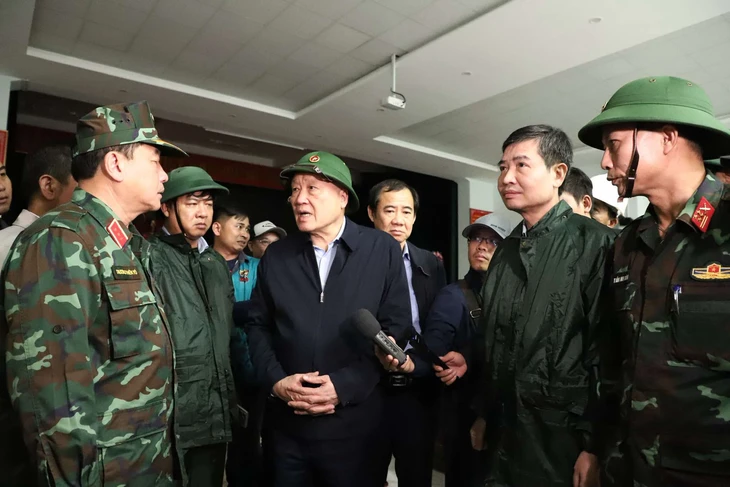 Phó thủ tướng Nguyễn Hòa Bình: Dốc toàn lực khắc phục hậu quả lũ, minh bạch thông tin thiệt hại - Ảnh 4.