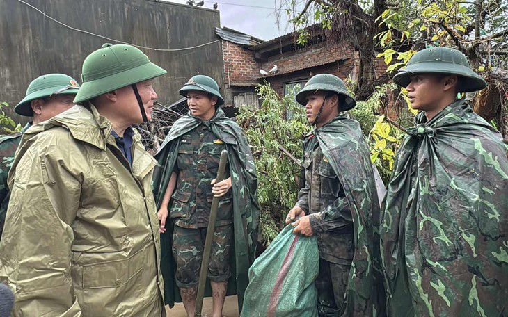 Thường trực Ban Bí thư thăm người dân vùng lũ xã Diên Điền, Khánh Hòa - Ảnh 2.