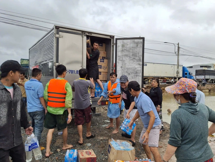 Quốc lộ 1 tắc nghẽn 20km, đường sắt qua Đắk Lắk tê liệt - Ảnh 4.