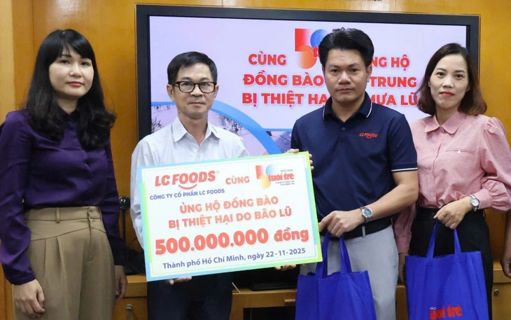 Quà của báo Tuổi Trẻ và Công ty LC Foods đến với người dân vùng lũ Bình Định cũ- Ảnh 3.